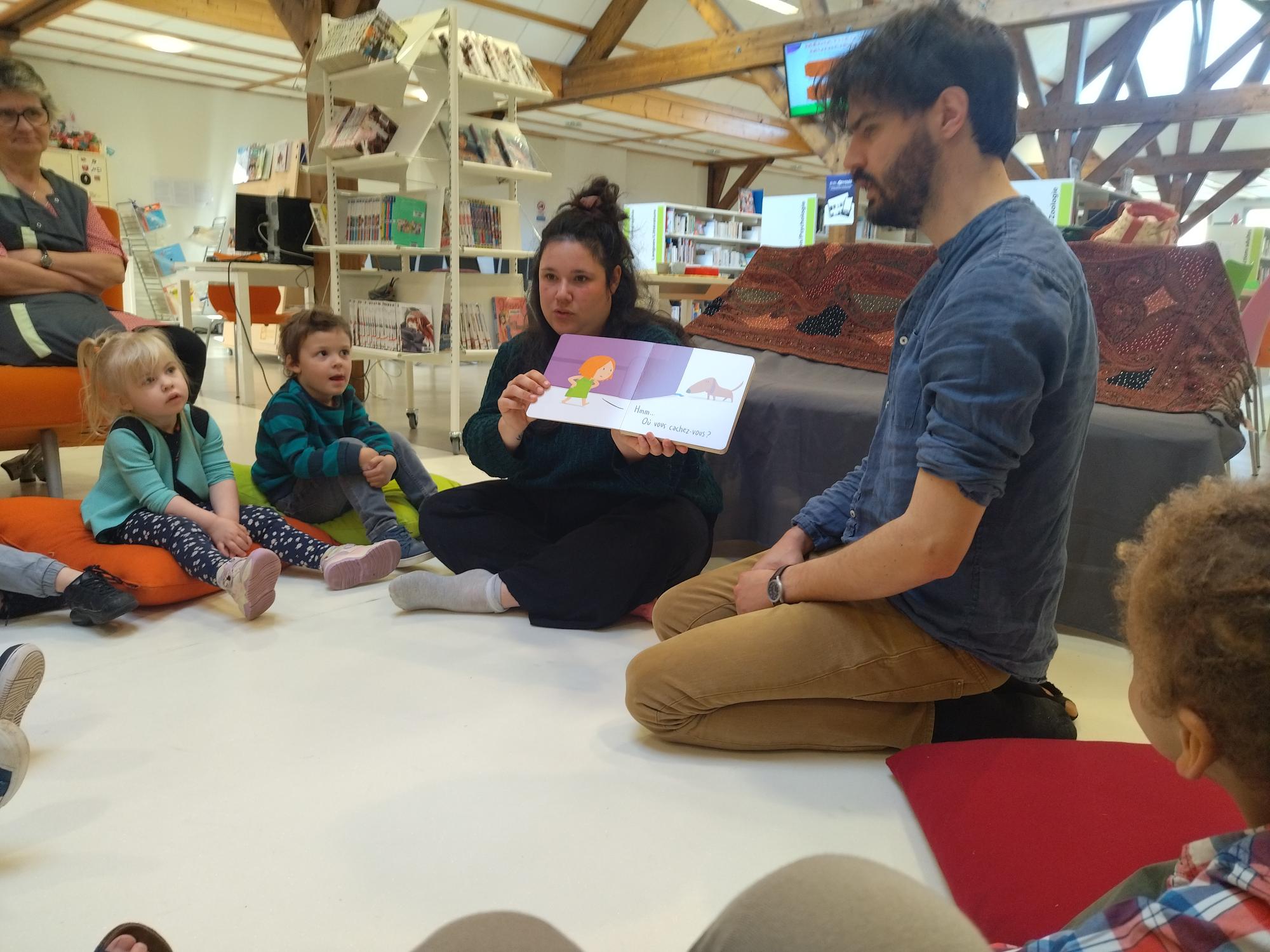 compagnie lisant un livre aux enfants